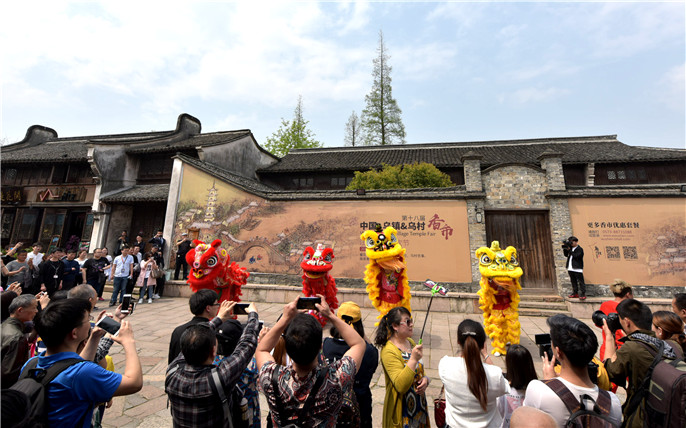 江南水乡狂欢节-第十八届中国乌镇乌村香市之古镇庙会舞狮.jpg