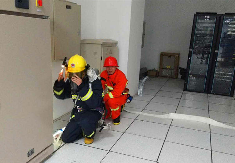 2消防人员在演习.jpg