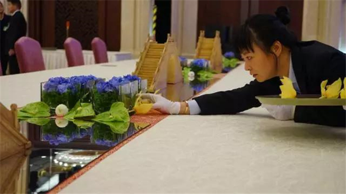 17花朵装饰餐桌.jpg