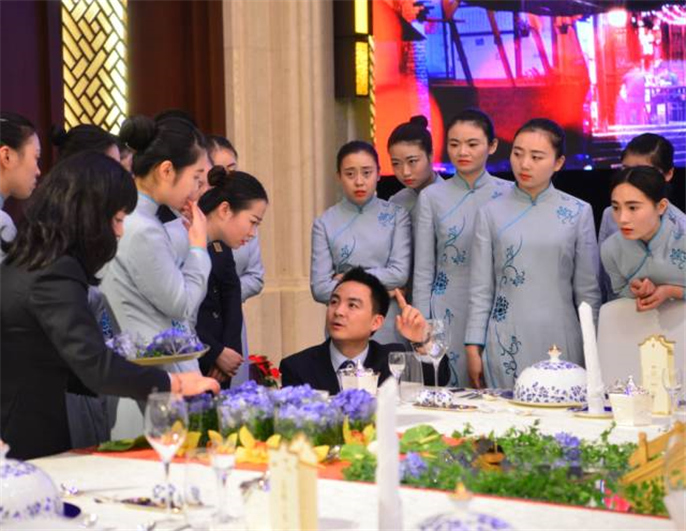 21宴会师们换装之后再次检查宴会细节.jpg