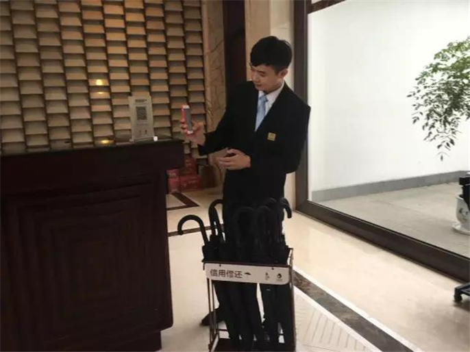 5景区工作人员向记者演示信用借还.jpg